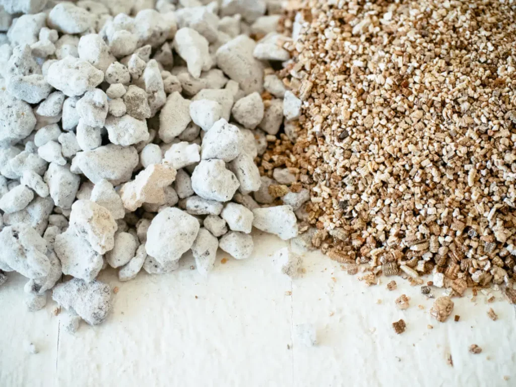 Differences Between Vermiculite and Perlite