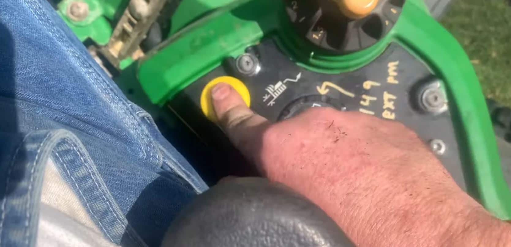 john-deer-lawn-tractor-problems-pushing-yellow-button-hand