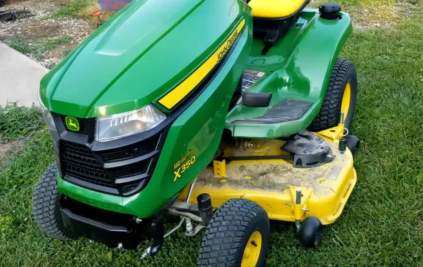 john deere x350 lawn tractor new without problems on green grass and sidewalk
