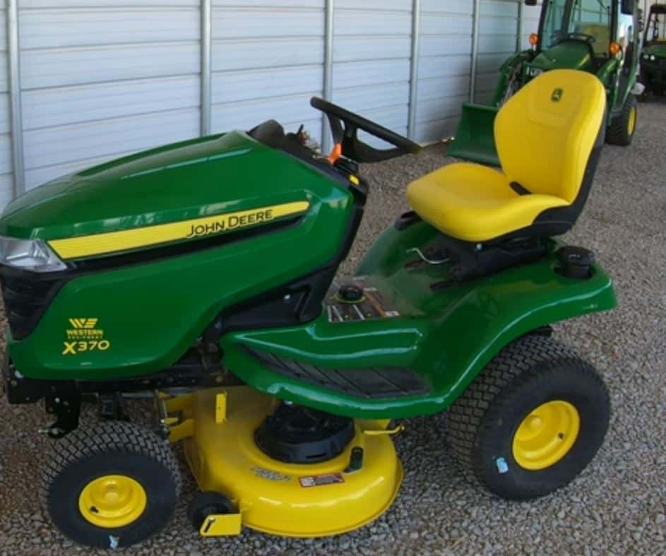 john deere x540 with problems tractor on green lawn